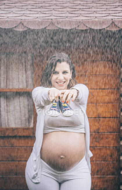 Прекрасна вагітна жінка під дощем. — стокове фото