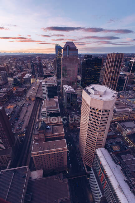 Vista desde la altura de la moderna infraestructura de la ciudad con torres de rascacielos bajo el cielo azul del atardecer, Canadá - foto de stock