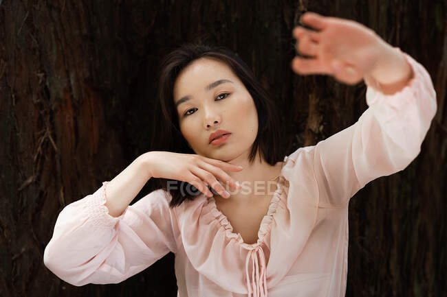 Jeune asiatique posant en regardant caméra — Photo de stock
