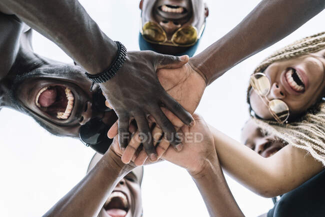 Grupo de amigos empilhando mãos — Fotografia de Stock