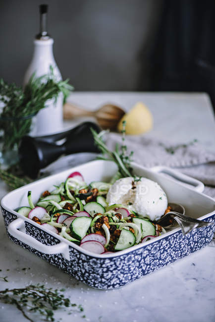 Salade de courgettes dans un plat à motifs avec cuillère et fourchette — Photo de stock