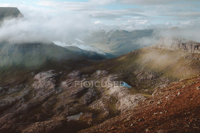 Felsige Berge in Wolken auf Feroe-Inseln — Stockfoto