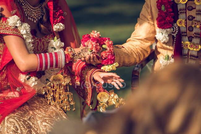 Cultivo hindú novia y novio - foto de stock