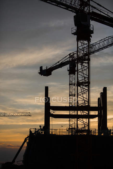 Silhouette du chantier sur fond de coucher de soleil — Photo de stock