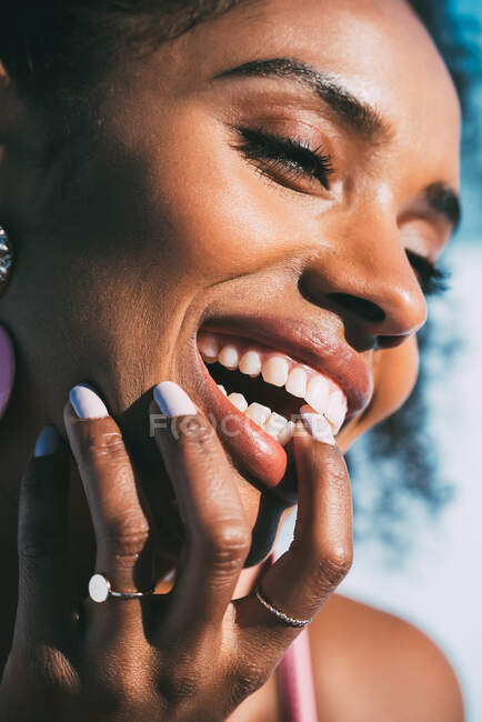 Schöne schwarze Frau lächelt und trägt große Ohrringe — Stockfoto