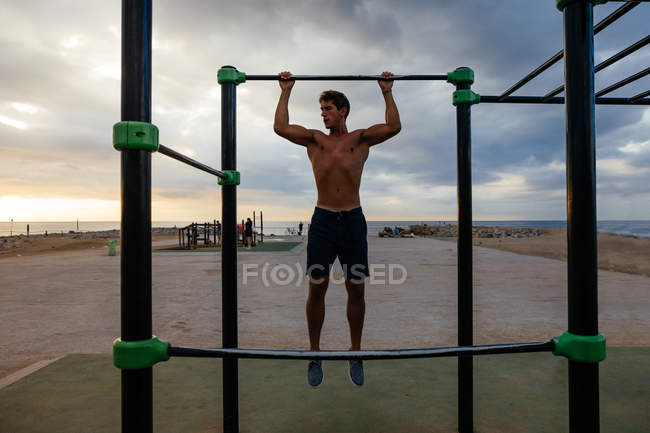 Un athlète masculin s'entraîne dans un gymnase extérieur — Photo de stock