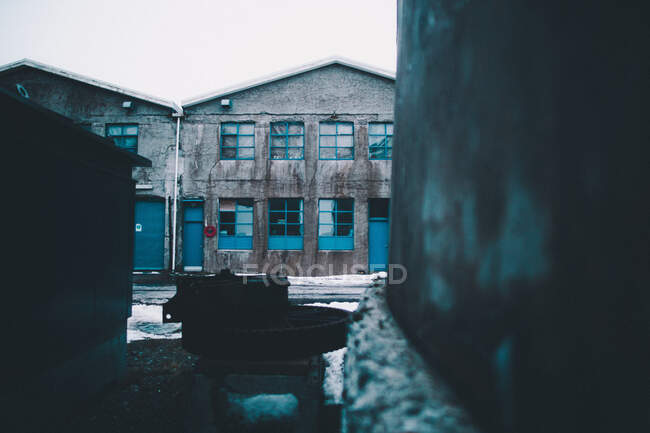 Blick auf verlassene Lagerhalle mit zerbrochenen Fenstern an kalten Tagen — Stockfoto