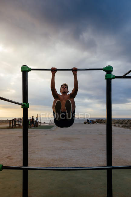 A male athlete works out in a outside gym — Stock Photo
