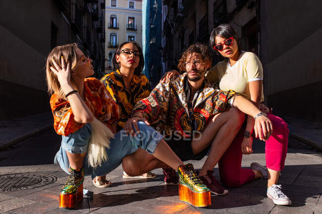 Amici alla moda sulla strada della città — Foto stock