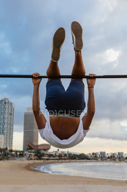 A male athlete works out in a outside gym — Stock Photo