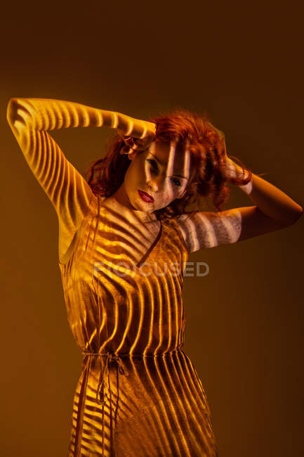 Retrato de mulher pensativa posando em luz quente — Fotografia de Stock