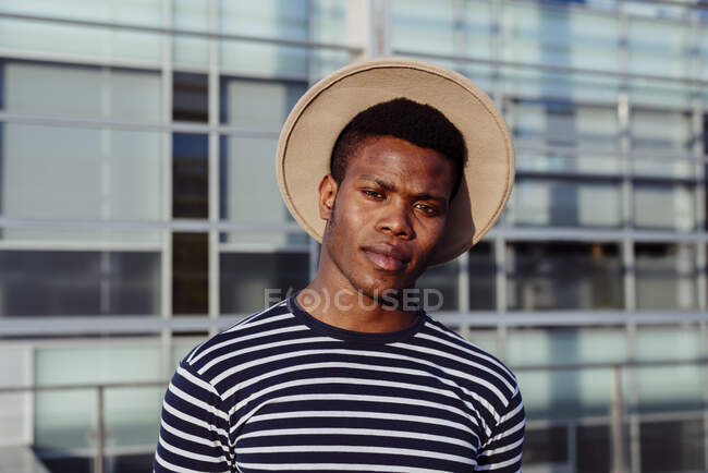 Стильний чорний чоловік позує на вулиці — стокове фото