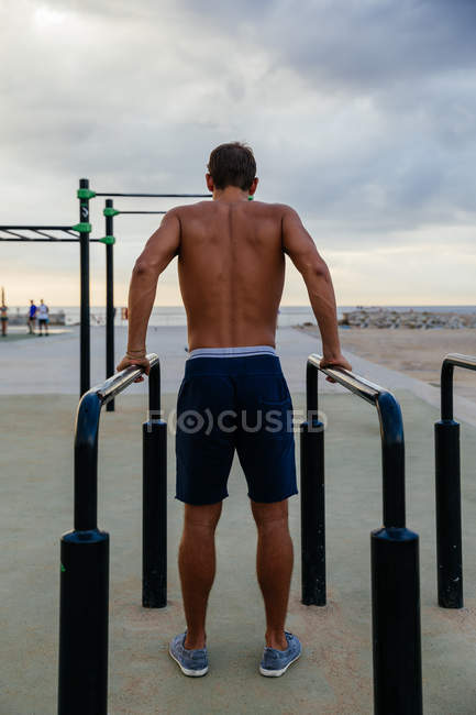 Um atleta masculino trabalha em um ginásio externo — Fotografia de Stock