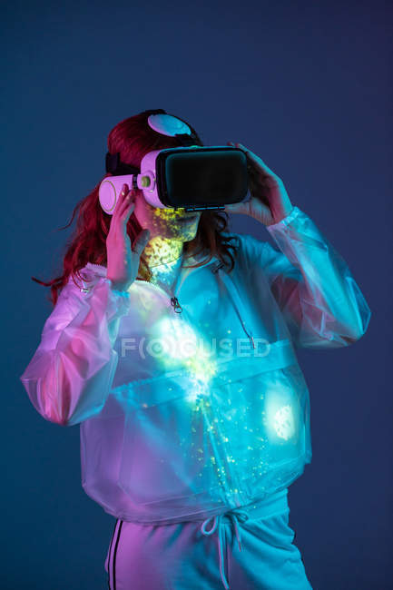 Mujer con gafas VR en luz de neón - foto de stock