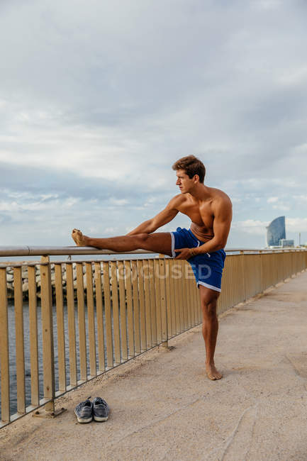 Athlète masculin faisant étirement à l'extérieur — Photo de stock
