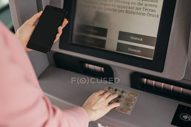 Mãos femininas inserir código de segurança para cartão de crédito no terminal — Fotografia de Stock