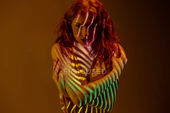 Retrato de mujer sensual en manchas de luz cálida - foto de stock