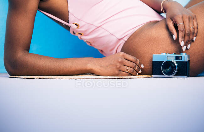 Femme noire recadrée portant un bikini et une caméra vintage — Photo de stock