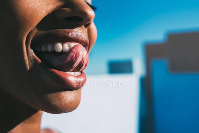 Freche, glückliche schwarze Frau mit herausgestreckter Zunge — Stockfoto