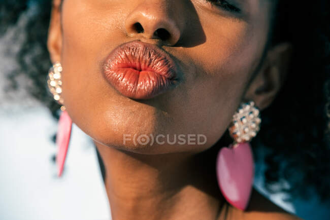 Красивая черная женщина посылает поцелуй с губами — стоковое фото