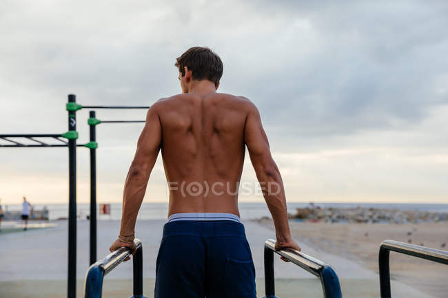 Мужчина-спортсмен тренируется в спортзале — стоковое фото