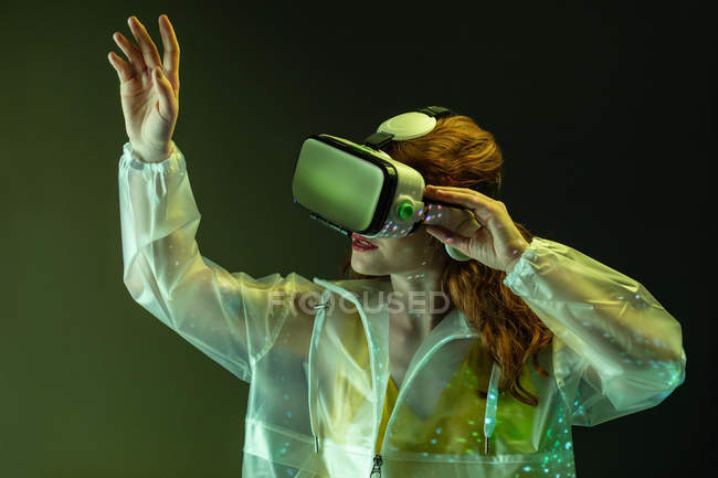 Mulher usando óculos VR em luz de néon — Fotografia de Stock