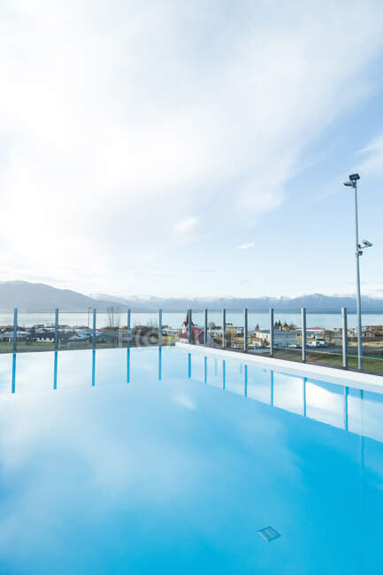 Eau de piscine tranquille avec vue pittoresque — Photo de stock