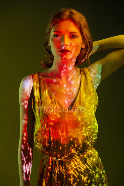 Retrato de mujer sensual elegante posando en manchas de luz cálida - foto de stock