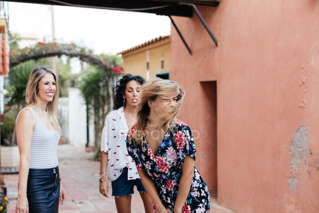 Три дівчини розважаються на вулиці — стокове фото