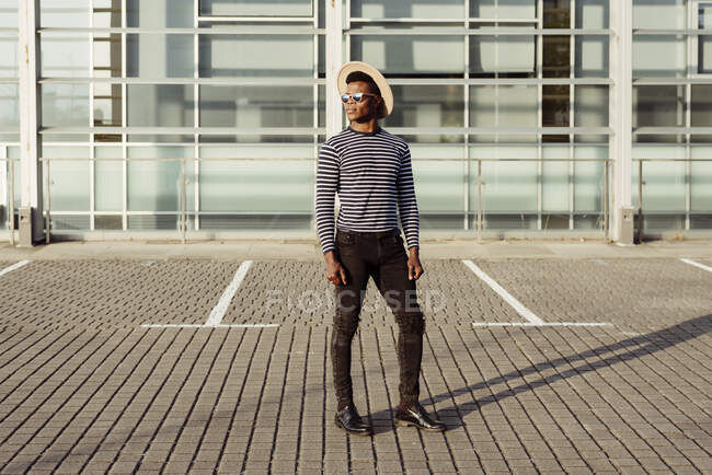 Elegante hombre negro posando en la calle - foto de stock