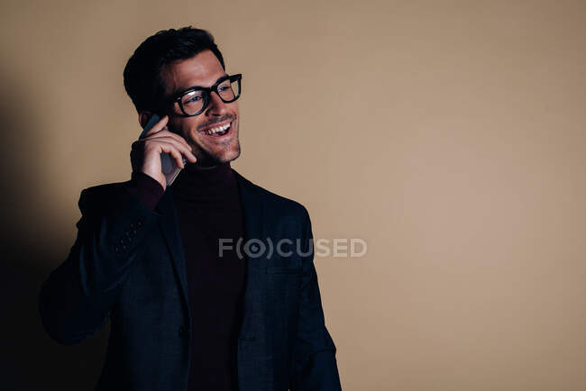 Giovane uomo d'affari in uno studio che parla al cellulare — Foto stock