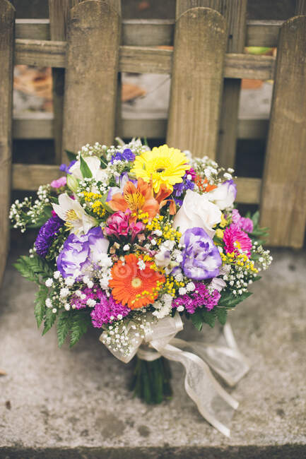 Bunte Blumensträuße auf dem Tisch und sportliche Fahrräder drinnen. — Stockfoto