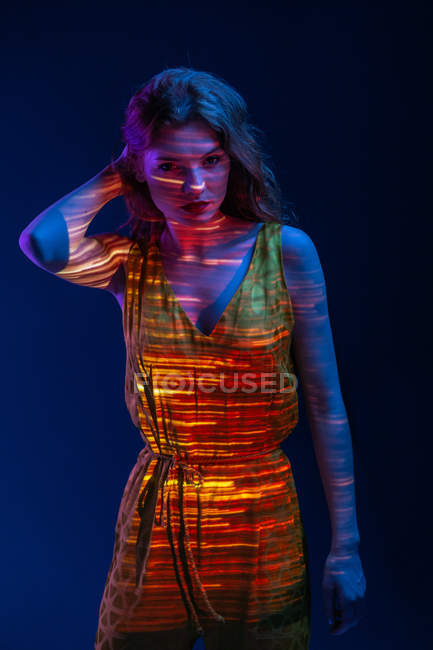 Retrato de mulher sensual elegante posando em listras de luz quente — Fotografia de Stock