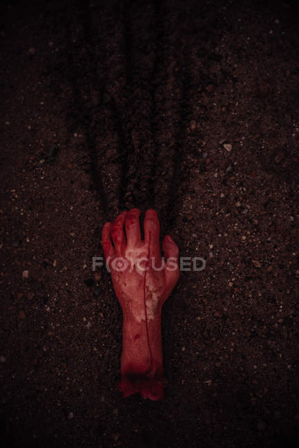 Blutig abgeschnittene Hand am Boden zerrend — Stockfoto