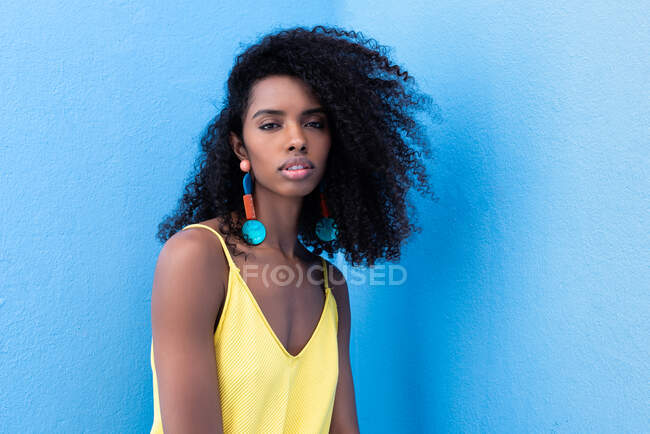 Bella donna nera in uno sfondo blu — Foto stock