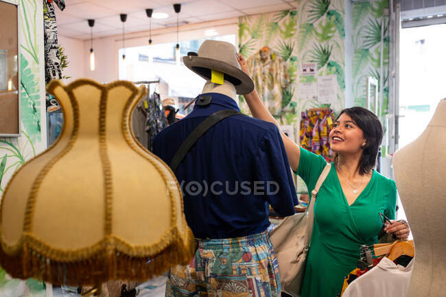 Весела жінка вибирає одяг в магазині — стокове фото
