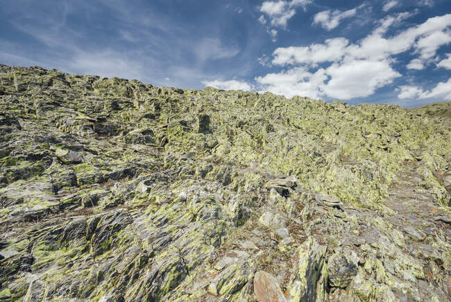 Rochers couverts de mousse à Pico Ocejn, Espagne — Photo de stock