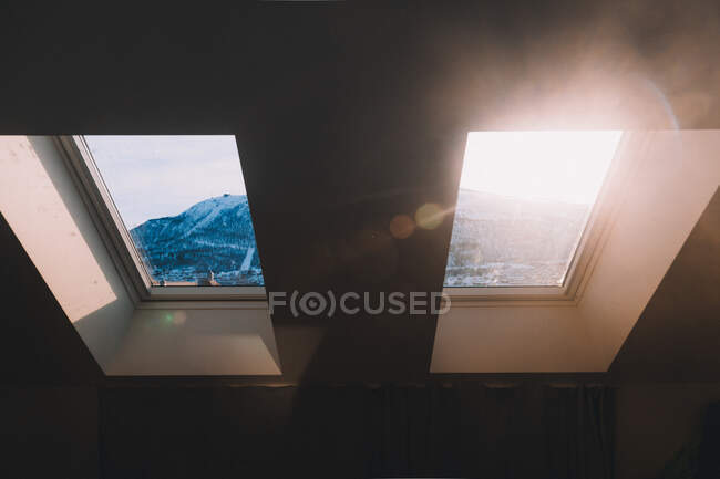 Вид на горы через мансардное окно — стоковое фото