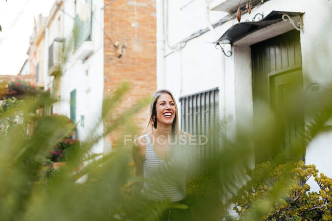 Blondes Mädchen posiert auf der Straße glücklich — Stockfoto