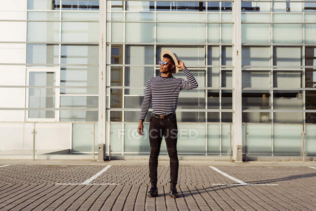 Homme noir élégant posant sur la rue — Photo de stock