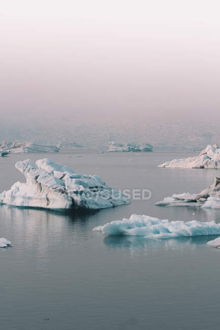 Blick auf eiskalte Gletscherstücke, die im kalten Wasser des Ozeans treiben — Stockfoto