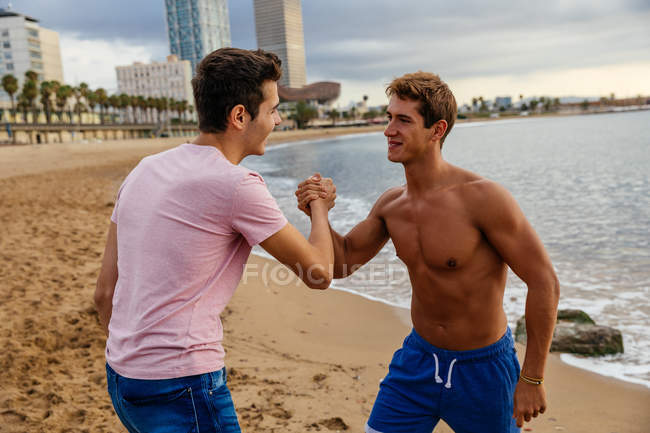 Dois atletas braço lutando do lado de fora — Fotografia de Stock