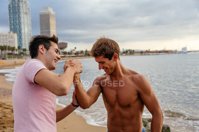Two athletes arm wrestling on the outside — Stock Photo