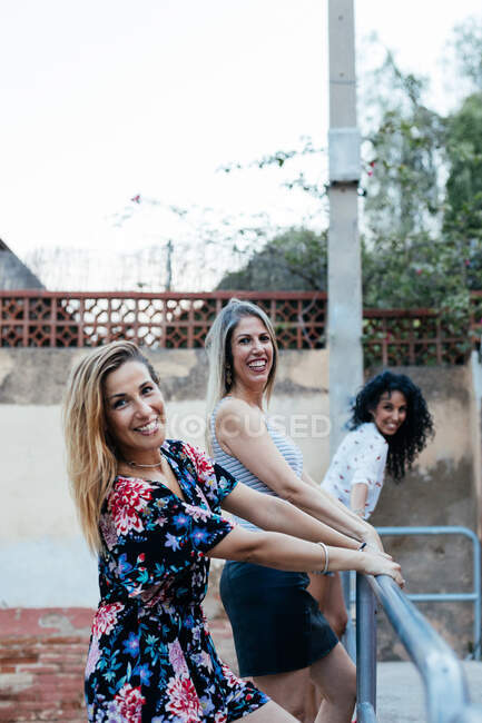 Tres chicas jugando en la calle - foto de stock