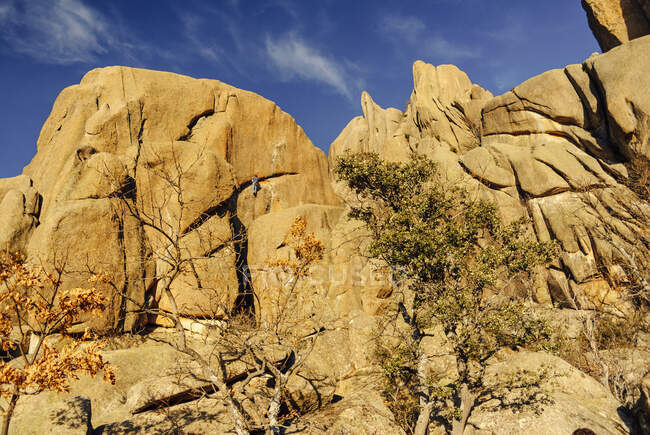 Escalade d'une fissure de granit abrupte, La Pedriza, Espagne — Photo de stock