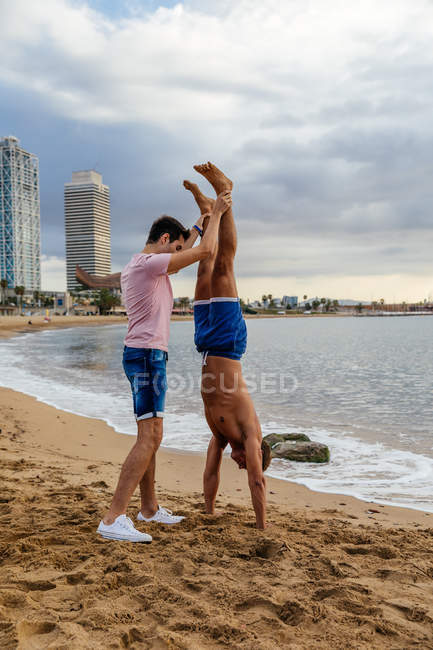 Два спортсмени роблять халат на пляжі — стокове фото