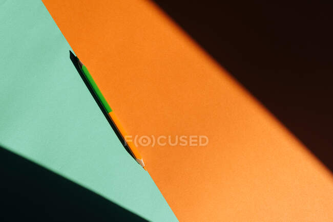 Duplo-terminou lápis de cor, em azul claro e fundo laranja, de volta ao conceito de escola — Fotografia de Stock