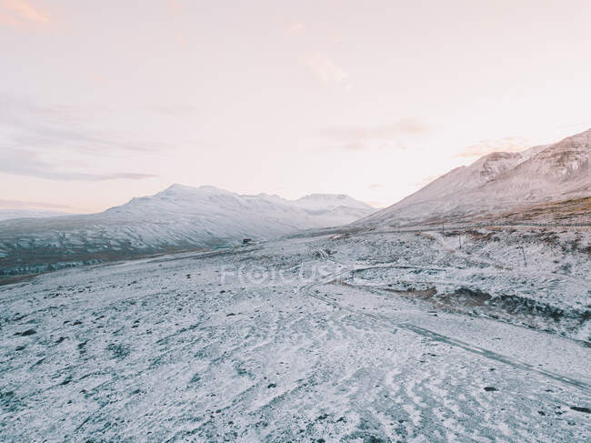 Landschaft aus schneebedeckten Bergen — Stockfoto