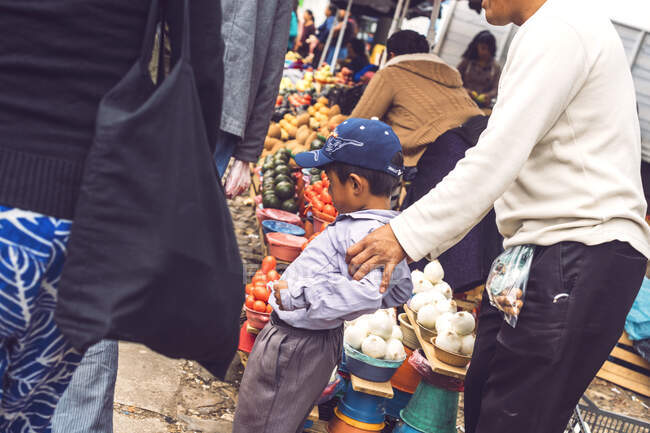 Mercado mexicano de frutas en la calle - foto de stock