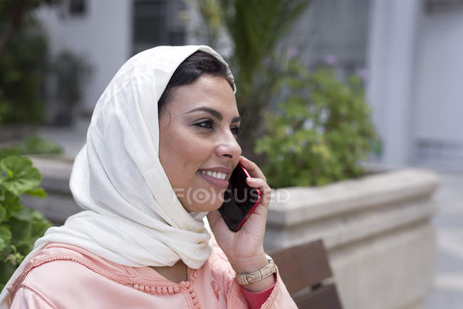 Крупным планом марокканская женщина с хиджабом разговаривает по телефону — стоковое фото